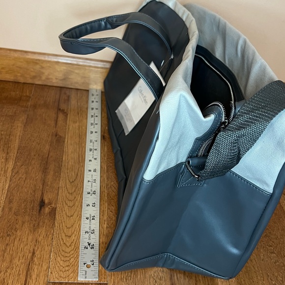 CALVIN KLEIN GREY DUFFLE BAG B51 - Picture 8 of 10